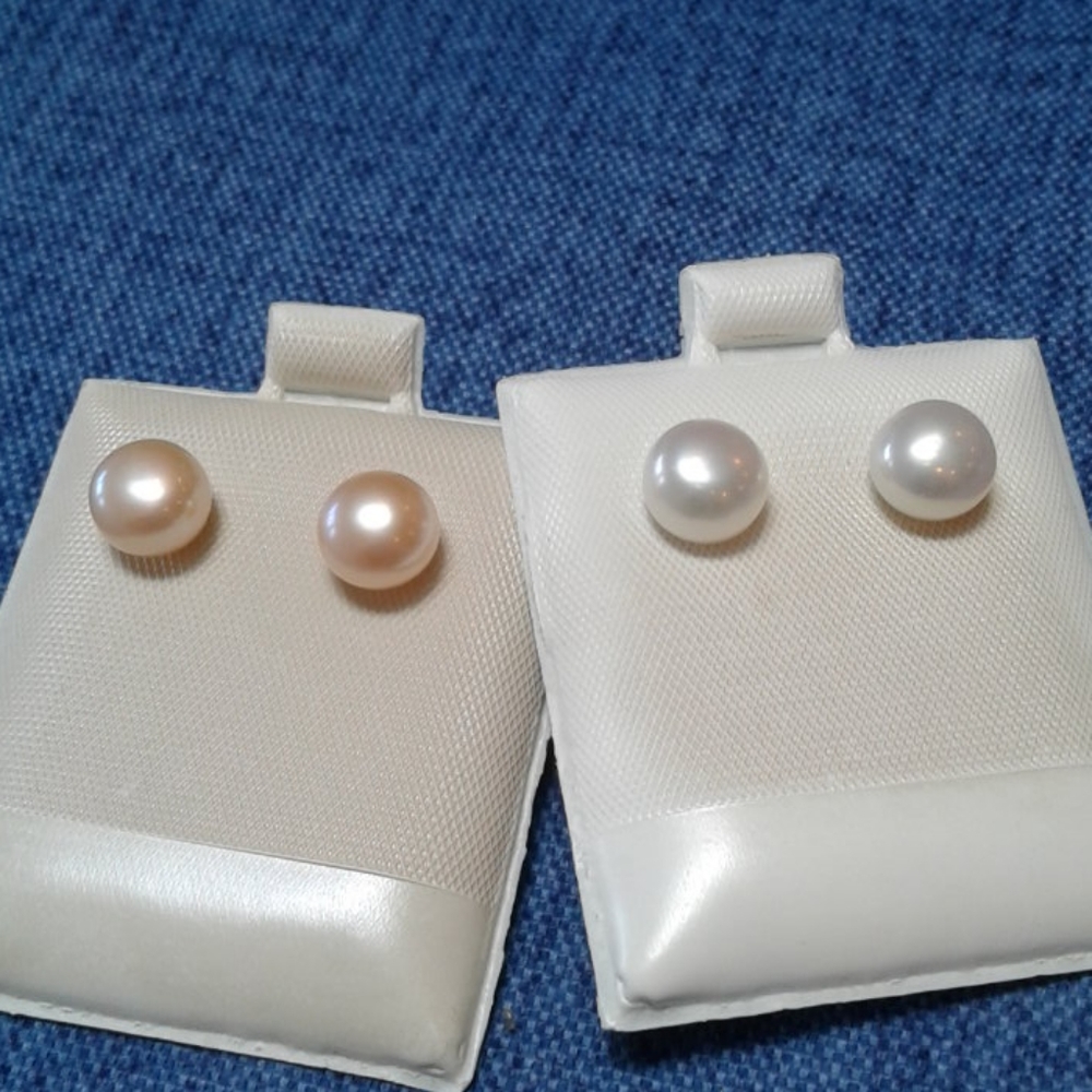 Pearl post earrings